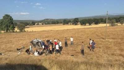 Kütahya’nın Emet ilçesinde sürücüsünün direksiyon hâkimiyetini kaybettiği otomobil tarlaya uçtu.