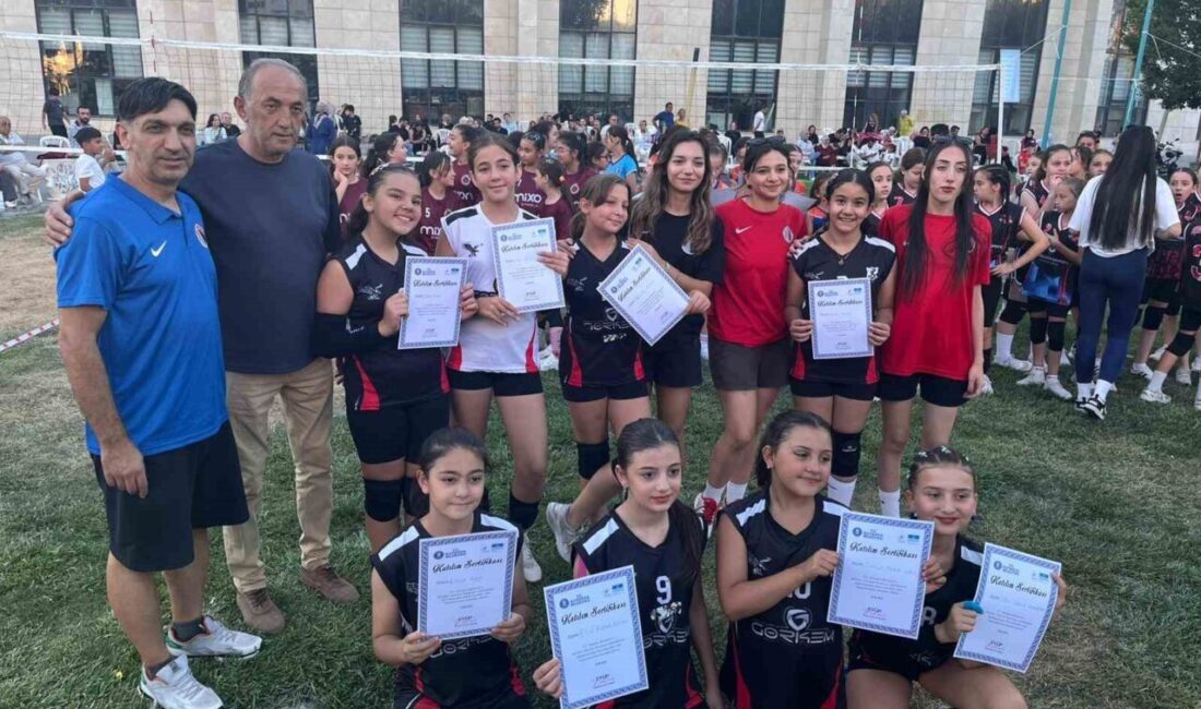 Kütahya Belediyesi tarafından düzenlenen voleybol turnuvası, sporseverlere heyecan dolu anlar