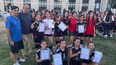 Kütahya Belediyesi tarafından düzenlenen voleybol turnuvası, sporseverlere heyecan dolu anlar