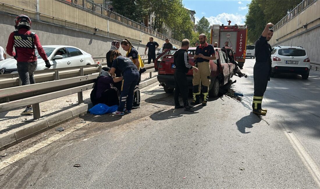 Oğuzhan KILIÇ/KÜTAHYA, – KÜTAHYA’da, alt geçidin duvarına çarpan otomobildeki 2