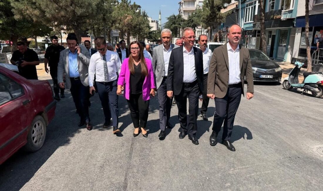 Kütahya’nın Simav ilçesinde, Azerbaycan Caddesi’nde tamamlanan asfalt yol çalışmaları protokol