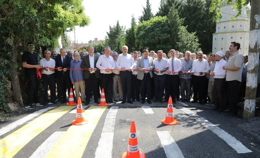 Kütahya’nın Simav ilçesi Kayaışık Grup Köy Yolu sıcak asfalt çalışmalarının