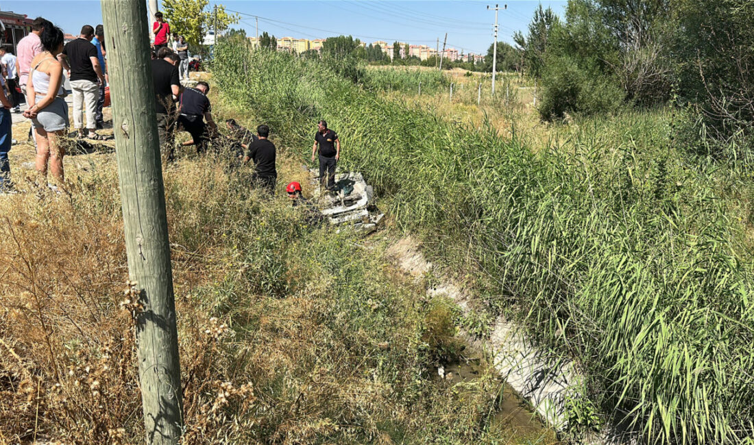 Oğuzhan KILIÇ/KÜTAHYA, – KÜTAHYA’da takla atıp su kanalına düşen otomobilde