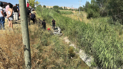 Oğuzhan KILIÇ/KÜTAHYA, – KÜTAHYA’da takla atıp su kanalına düşen otomobilde