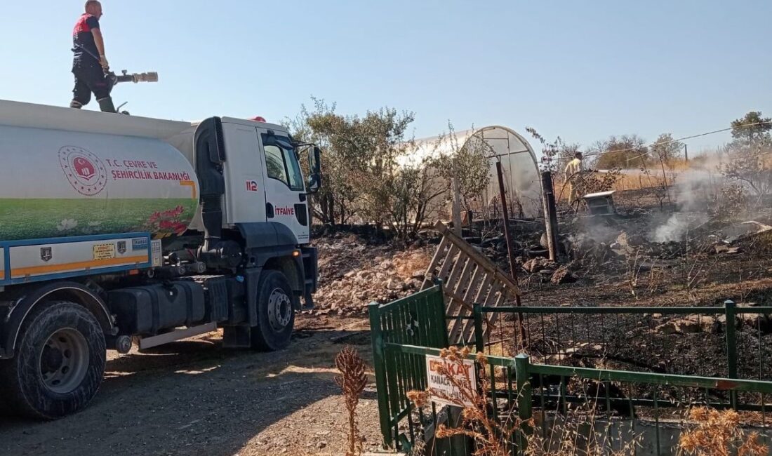 Kütahya’da boş bir tarlada çıkan ve rüzgarın etkisiyle seraya sıçrayan