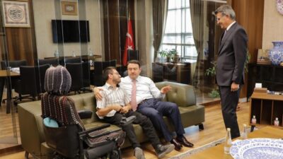 Kütahya Valisi Musa Işın, engelli vatandaş Sefa Yiğit’i makamında kabul