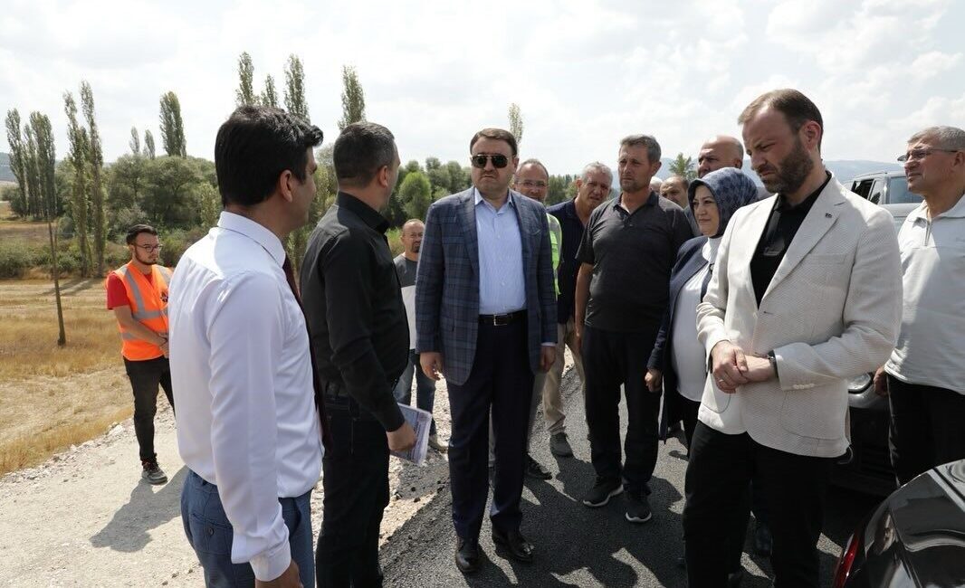 Kütahya Valisi Musa Işın yapımı tamamlanan Hisarcık-Emet Köprüsünde incelemelerde bulunarak