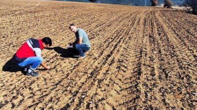 Kütahya’nın Dumlupınar ilçesinde meydana gelen yangından etkilenen hububat ekili alanlarda