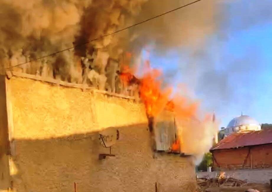 Kütahya’da ahşap evde çıkan yangın itfaiye ekiplerinin müdahalesiyle söndürüldü. Olay,