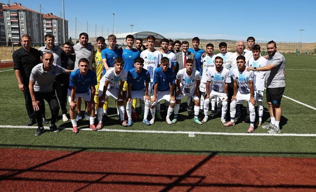 Kütahya Belediye Başkanı Eyüp Kahveci, Kütahyaspor’un genç yeteneklerinin sahadaki mücadelesine