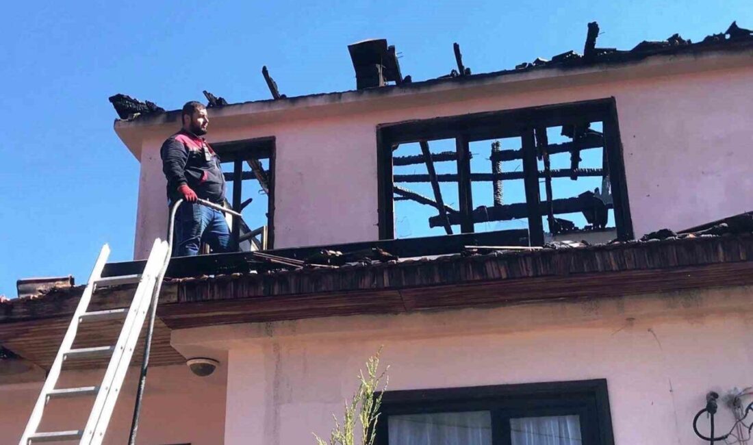 Kütahya’nın Çavdarhisar ilçesi Ağarı köyünde bir evin terasında gözleme yapılırken