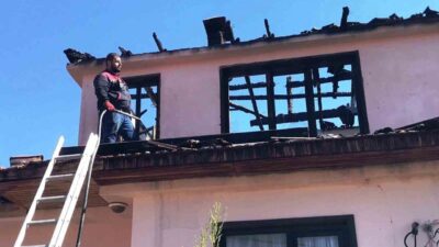 Kütahya’nın Çavdarhisar ilçesi Ağarı köyünde bir evin terasında gözleme yapılırken