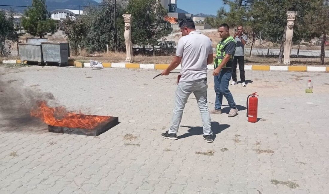 Kütahya Dumlupınar Üniversitesi (DPÜ) Emet Meslek Yüksekokulunda yangın tatbikatı gerçekleştirildi.