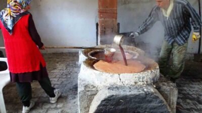 Kütahya’nın Emet ilçesine bağlı Yağcık köyünde eski usulle üzüm pekmezi