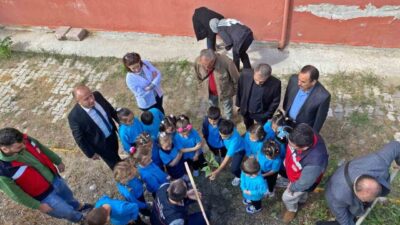 Kütahya’nın Emet ilçesinde “Meyve veren fidanlar, mutlu çocuklar” isimli etkinlik