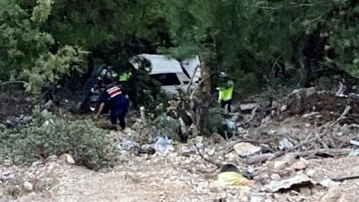 Kütahya’nın Emet ilçesine bağlı Umutlu köyünde bir otomobilin uçuruma yuvarlanması