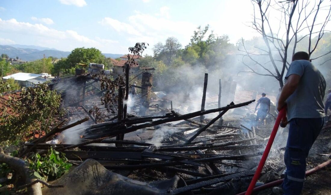 Mustafa AKÇAY/HİSARCIK (Kütahya) , – KÜTAHYA’nın Hisarcık ilçesinde iki katlı