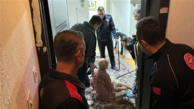 Oğuzhan KILIÇ/KÜTAHYA, – KÜTAHYA’da tek başına yaşadığı evde düşüp yaralandığı