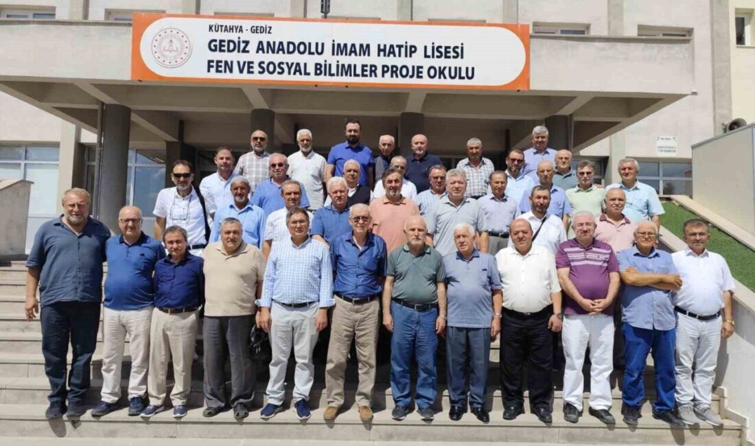 Gediz Anadolu İmam Hatip Lisesi mezunları, geleneksel mezunlar buluşmasında bir