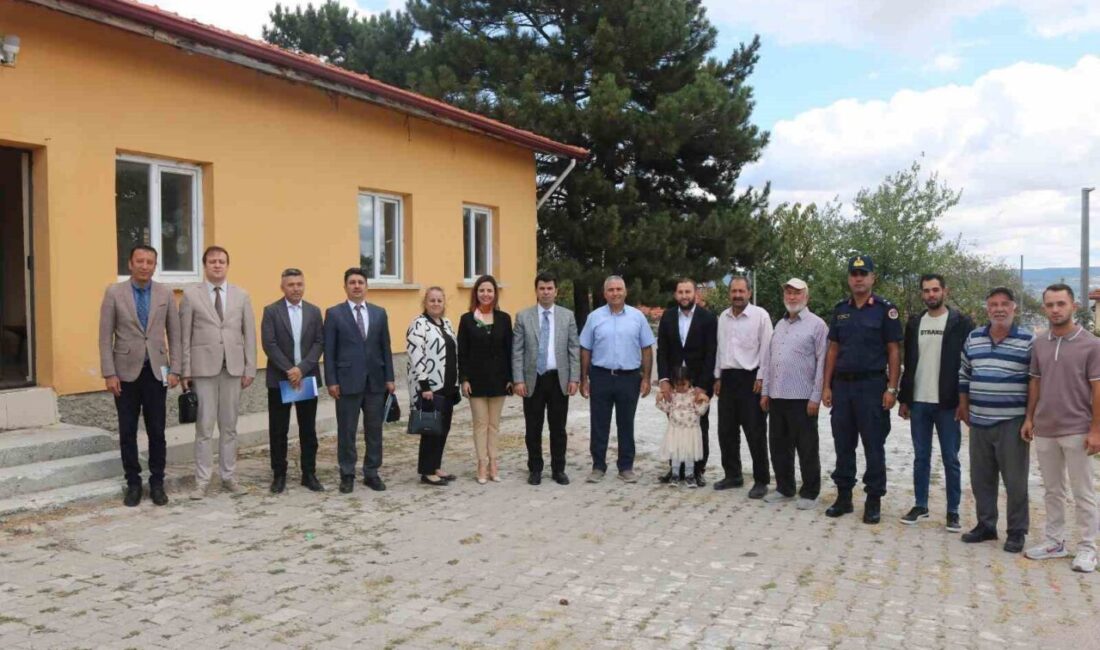 Gediz Kaymakamı Emrah Uzun, vatandaşların sorun ve taleplerini yerinde dinlemek