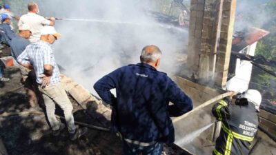 Kütahya’nın Hisarcık ilçesi Karağıl köyünde iki katlı evde çıkan yangın