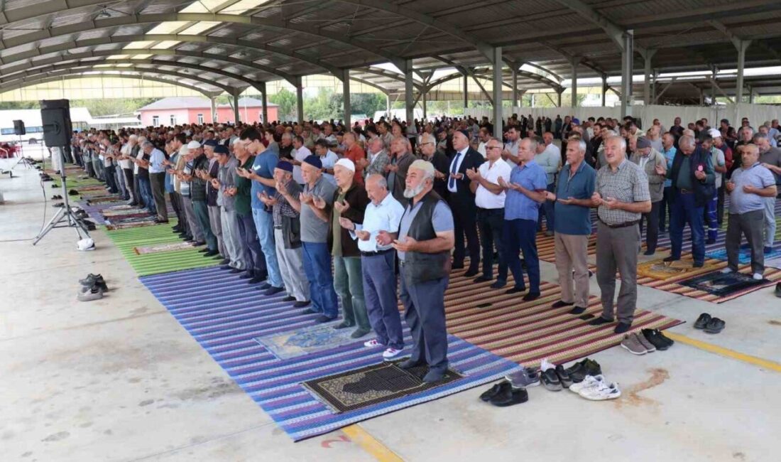 Kütahya’nın Hisarcık ilçesinde geleneksel yağmur duası gerçekleştirildi. Kapalı pazar yerinde