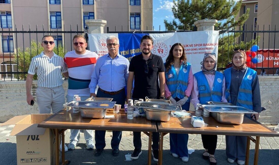 AK Parti Kütahya İl Gençlik Kolları, yeni eğitim-öğretim yılına başlayan