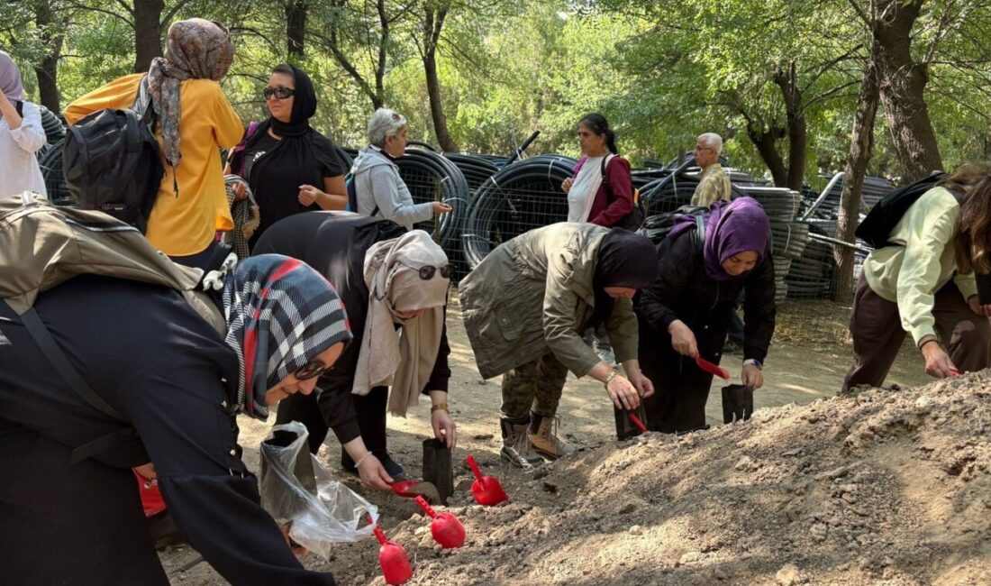 Kütahya Belediyesi tarafından düzenlenen doğa yürüyüşü etkinliği kapsamında vatandaşlar, Sazak