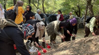 Kütahya Belediyesi tarafından düzenlenen doğa yürüyüşü etkinliği kapsamında vatandaşlar, Sazak