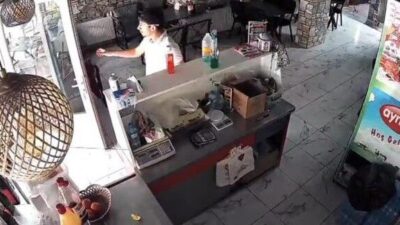 Kütahya’da meydana gelen 5,4 büyüklüğündeki deprem anında yaşananlar kameraya yansırken