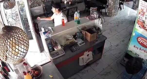 Kütahya’da meydana gelen 5,4 büyüklüğündeki deprem anında yaşananlar kameraya yansırken