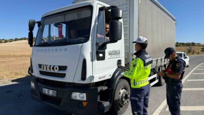 Kütahya’da jandarma trafik ekipleri tarafından sürücüler trafik kuralları hakkında bilgilendirildi.
