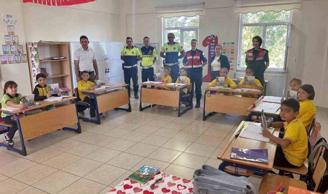 Kütahya’da jandarma tarafından Merkez Perli İlkokulunda öğrencilere trafik eğitimi verildiği