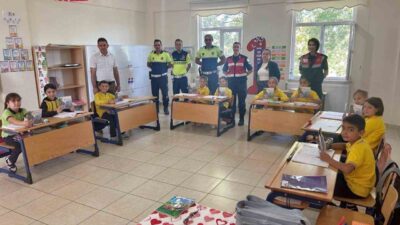 Kütahya’da jandarma tarafından Merkez Perli İlkokulunda öğrencilere trafik eğitimi verildiği