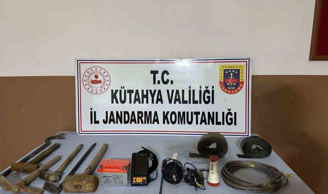 Kütahya’nın Gediz ilçesinde izinsiz tarihi eser kazısı yapan 6 şüpheli,