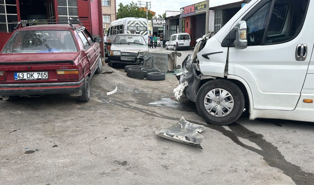 KÜTAHYA, – KÜTAHYA’da iki okul servis minibüsünün çarpıştığı kazada 5’i