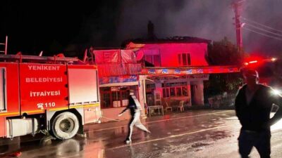 Kütahya’nın Şaphane ilçesinde çıkan yangında 2 ev tamamen yanarak kullanılamaz