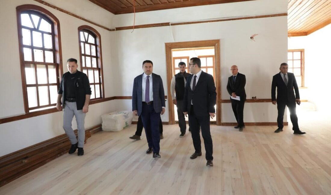 Kütahya Valisi Musa Işın, restorasyon çalışmaları süren tarihi konaklarda incelemelerde