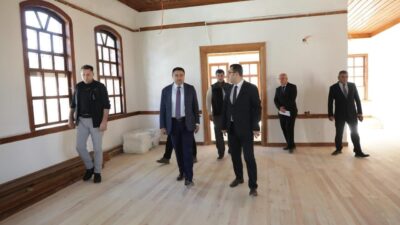Kütahya Valisi Musa Işın, restorasyon çalışmaları süren tarihi konaklarda incelemelerde