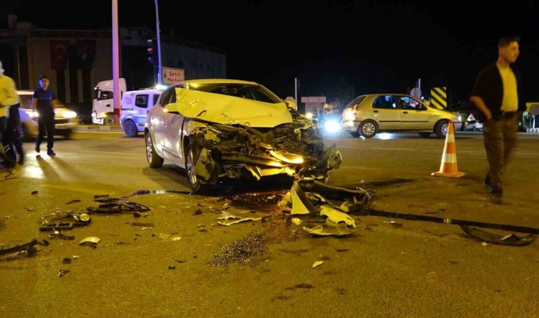 Kütahya’nın Tavşanlı ilçesinde otomobilin kamyona çarpması sonucu meydana gelen trafik