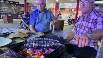 Kütahya’nın Tavşanlı ilçesinde 2025-2026 balık avı sezonu, balıkçı tezgahlarının önünde