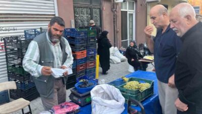 Kütahya’nın Tavşanlı ilçesine Alaşehir’den getirilen üzümler satışa sunuldu. Türkiye’nin üzüm
