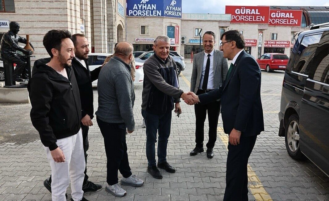 Kütahya Belediye Başkanı Eyüp Kahveci, şehrin önemli ticari noktalarından Çiniciler