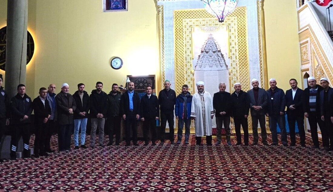 Kütahya Dumlupınar Üniversitesi (DPÜ) Vakıf Camii’nde üniversite öğrencileri sabah namazında