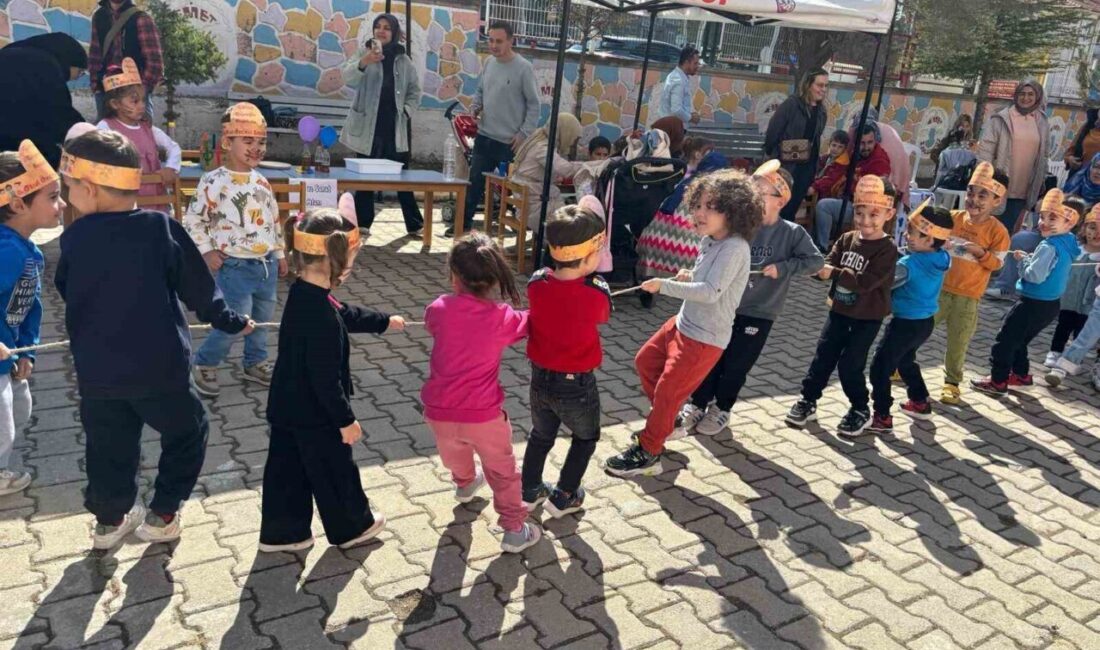Kütahya’da bulunan Emet Gülten Dayıoğlu Anaokulu’nda okul öncesi eğitim şenliği