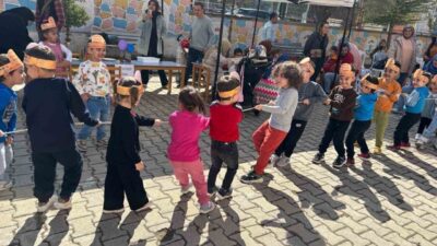 Kütahya’da bulunan Emet Gülten Dayıoğlu Anaokulu’nda okul öncesi eğitim şenliği