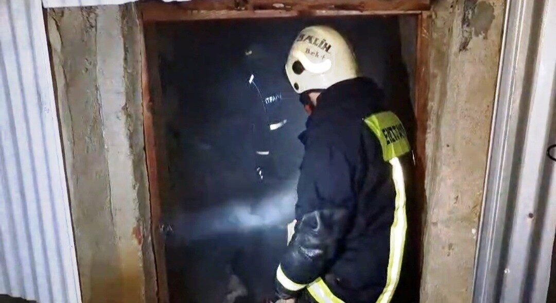 Kütahya’nın Emet ilçesinde çıkan yagın sonucu bir ahşap ev kullanılmaz