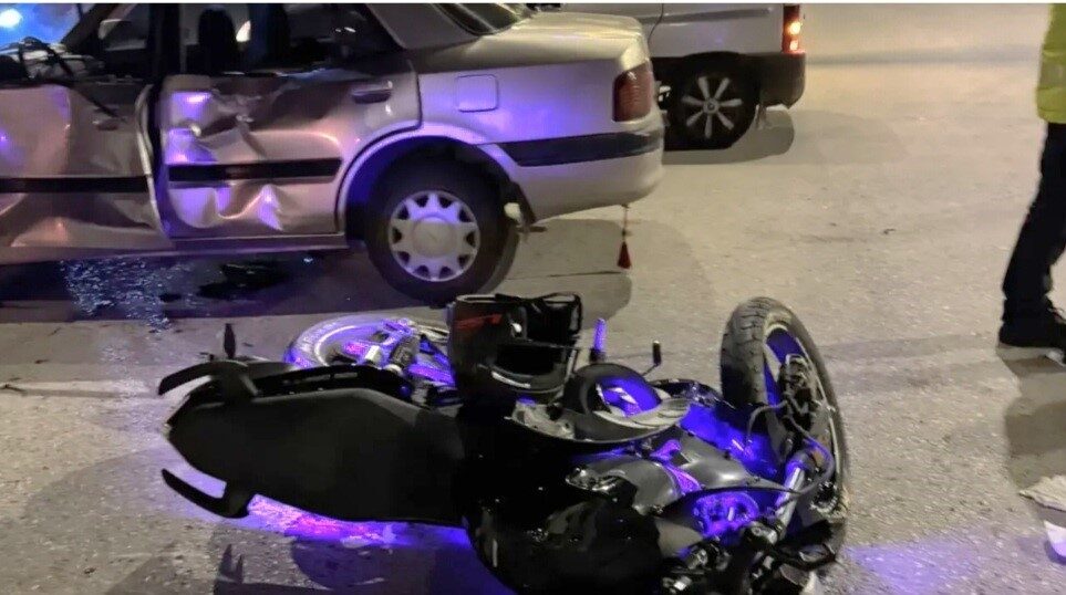 Kütahya’nın Emet ilçesinde motosikletin otomobile çarpması sonucu meydana gelen kazada