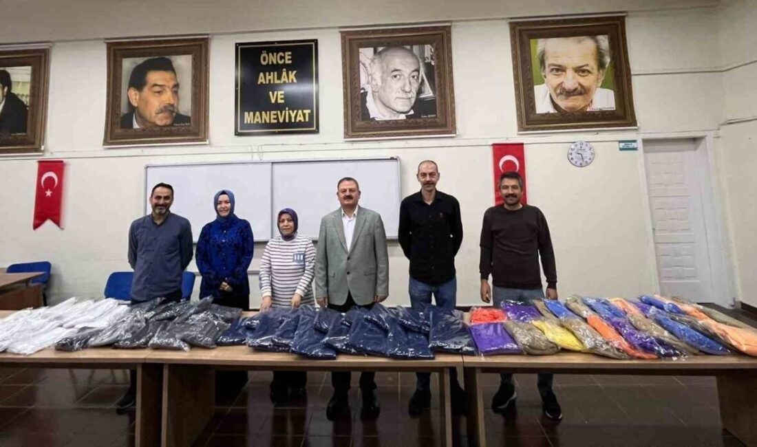 Kütahya’nın Gediz ilçesinde, Halk Eğitimi Merkezi kursiyerleri tarafından el emeğiyle