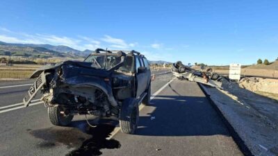 Kütahya’nın Hisarcık ilçesinde, kamyonet ile arazi aracının çarpışması sonucu meydana